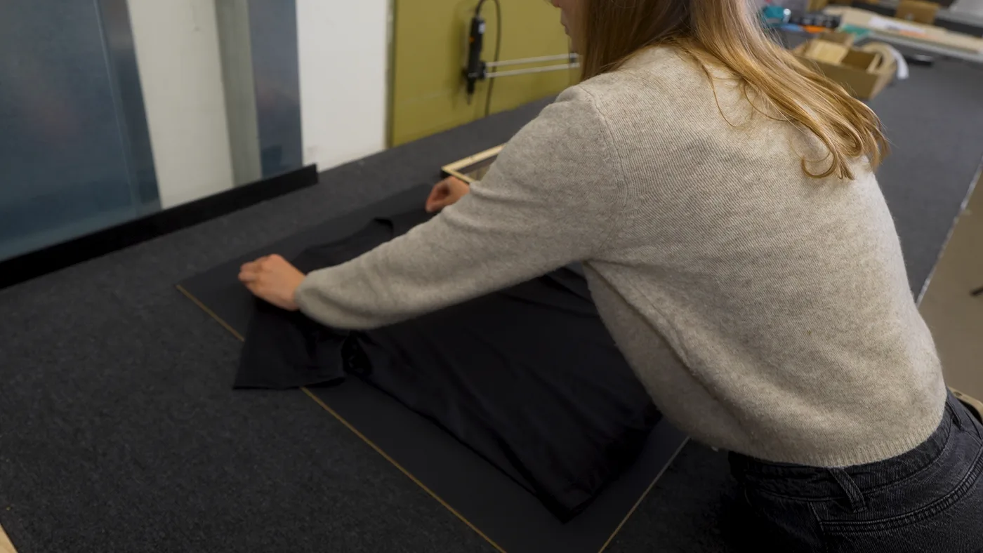 Le maillot est posé au centre du dos du cadre vitrine