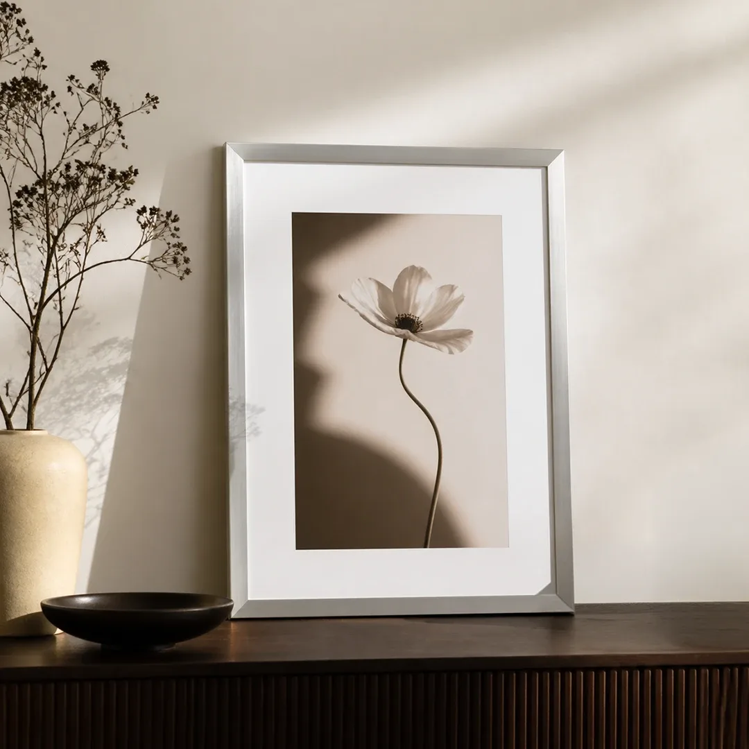 Cadre fin en aluminium argenté avec motif floral et passe-partout blanc