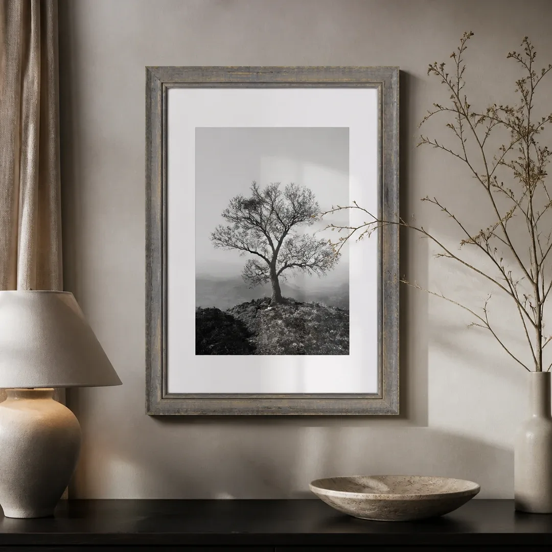 Cadre vintage gris avec photo en noir et blanc d'un arbre à côté d'une lampe de table
