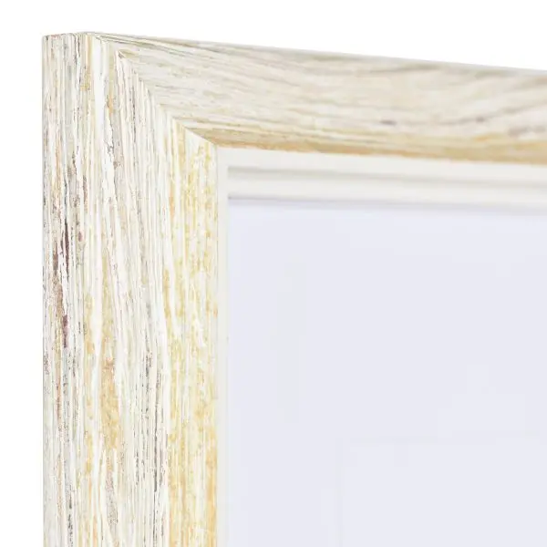Ansicht der Ecke eines weissen Holzrahmens mit dezent geschwungenem Massivholzprofil und abgesetzter Innenkante im Landhausstil
