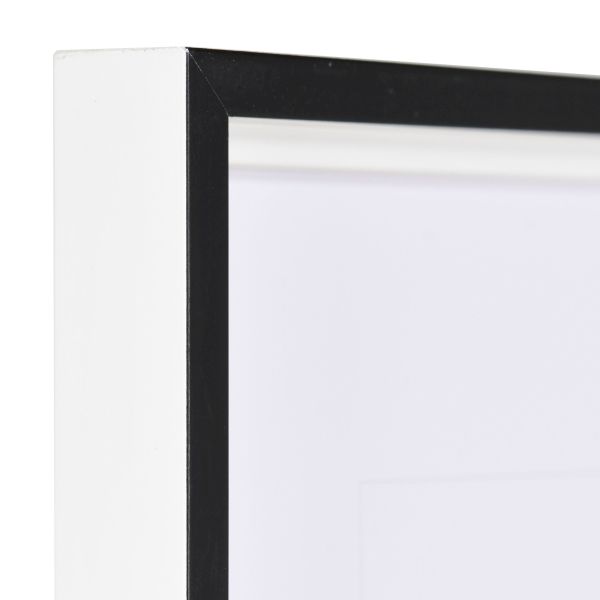 Vue de l'angle d'un cadre photo MonCadrePréféré noir et blanc. Profil moderne, anguleux, avec moulures intérieures étagées pour tes photos.