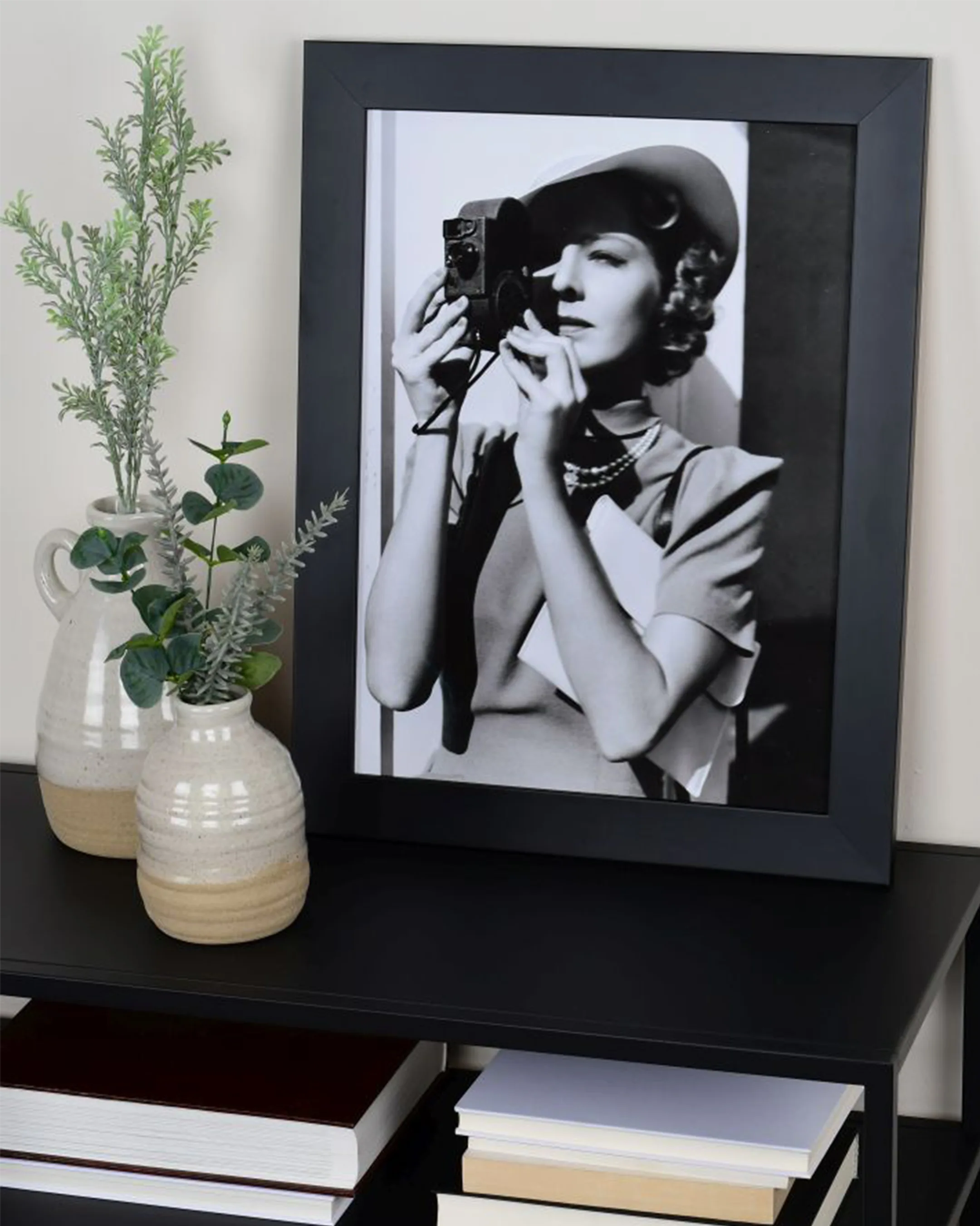 Cadre en bois Charlotte noir dans un intérieur
