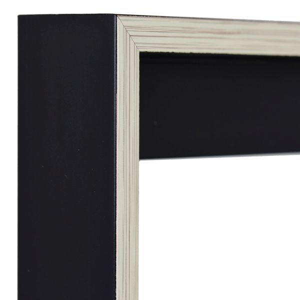 Holz-Profil 50k, schwarz mit Silberkante - Ecke Ansicht der Ecke eines modernen, dezenten Schattenfugenrahmens in Schwarz mit Silberkante