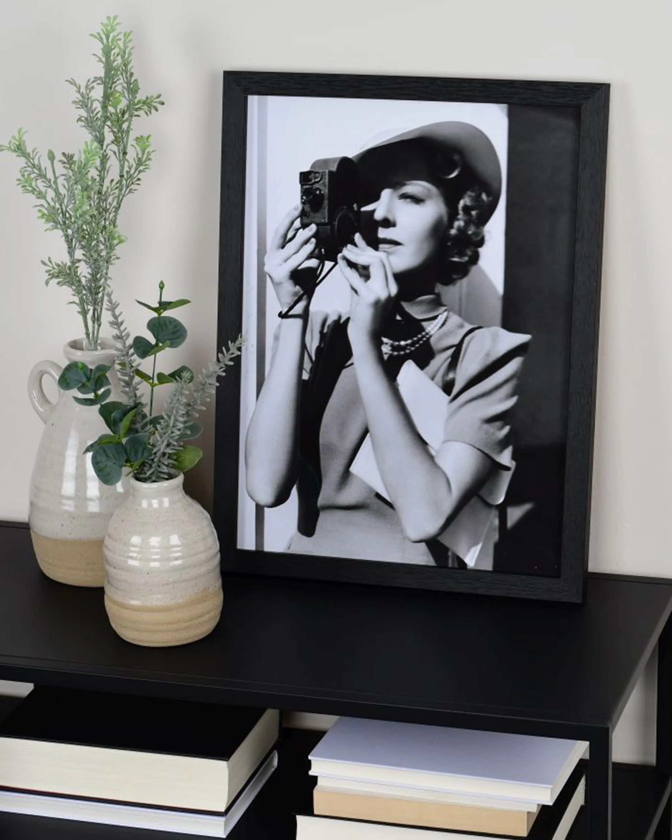 Cadre en bois Elva noir dans un intérieur