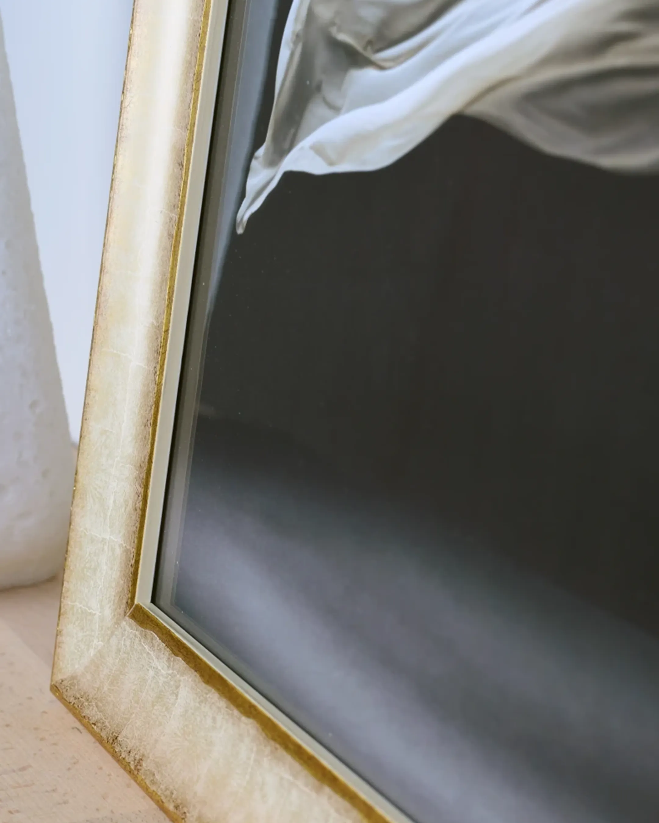 Cadre en bois Aurelia miel dans un intérieur