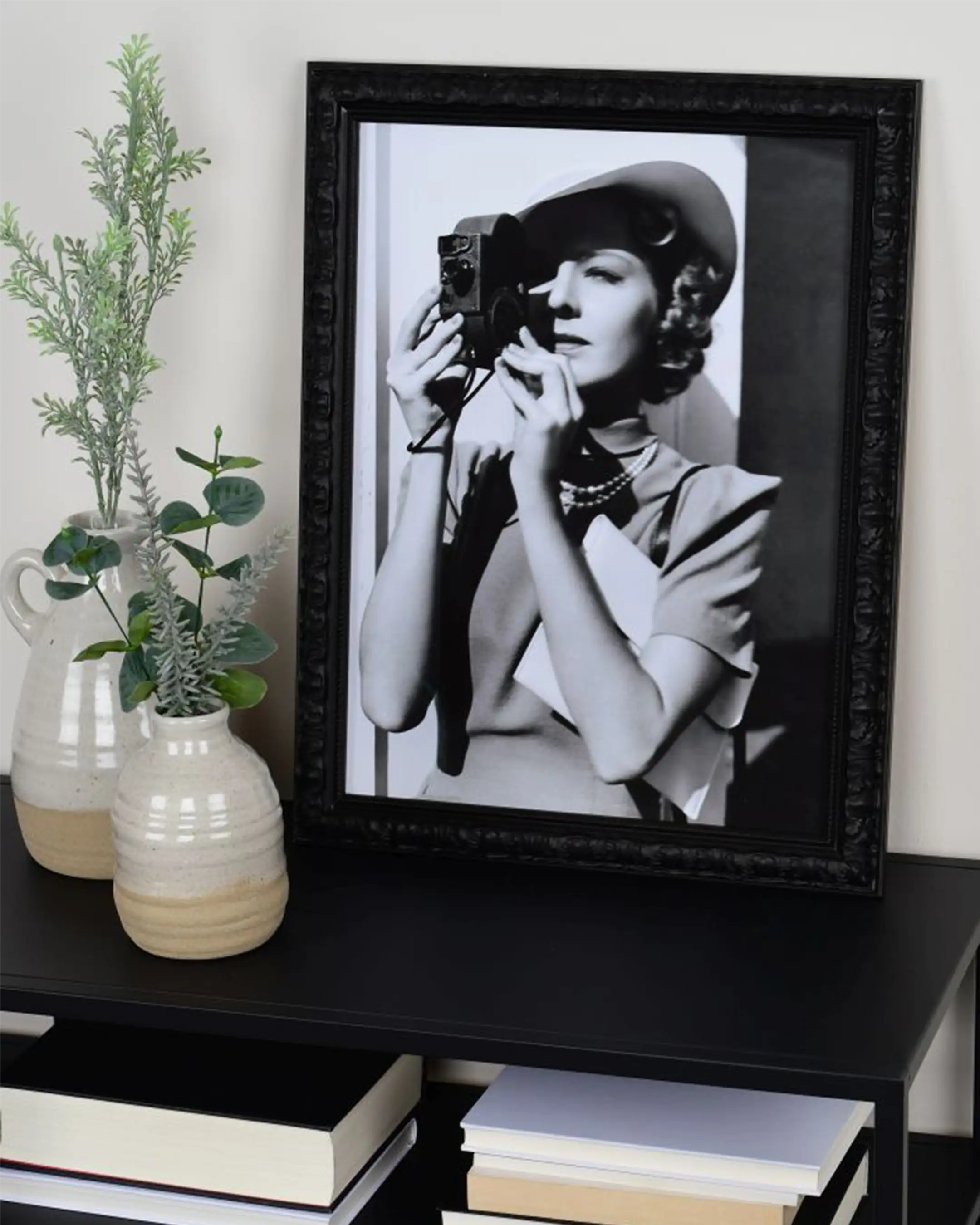 Cadre en bois Stella noir dans un intérieur