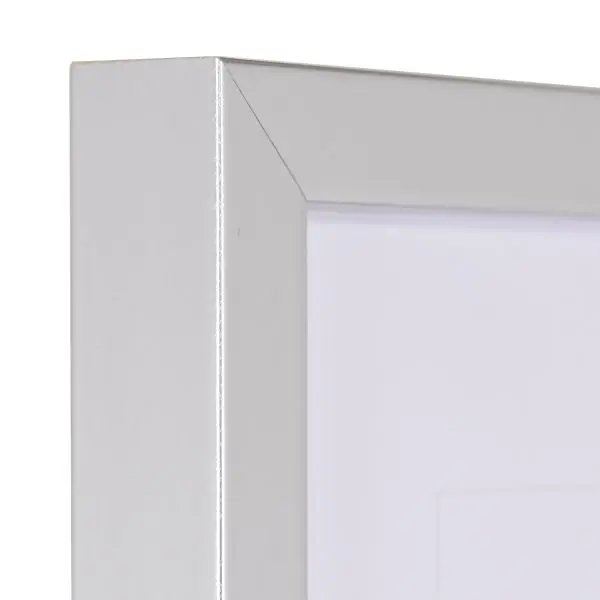 Holz-Profil 58, silber - Ecke Ansicht der Ecke eines silbernen Bilderrahmens mit kreuzgebürsteter Optik