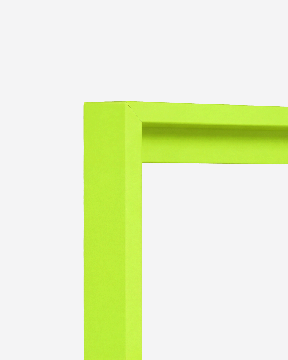 Vue de l’angle d’un cadre de type caisse américaine en jaune néon pour toiles.