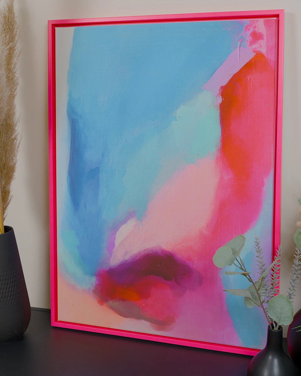 Caisse américaine Jill en rose néon dans un intérieur