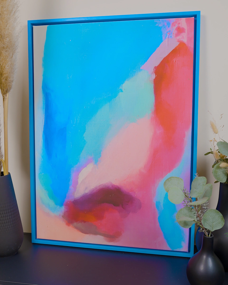 Caisse américaine Jill en bleu néon dans un intérieur