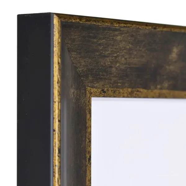 Ansicht der Ecke eines barocken, schwarzen Holzrahmens mit flacher Hohlkehle und in Retro Optik