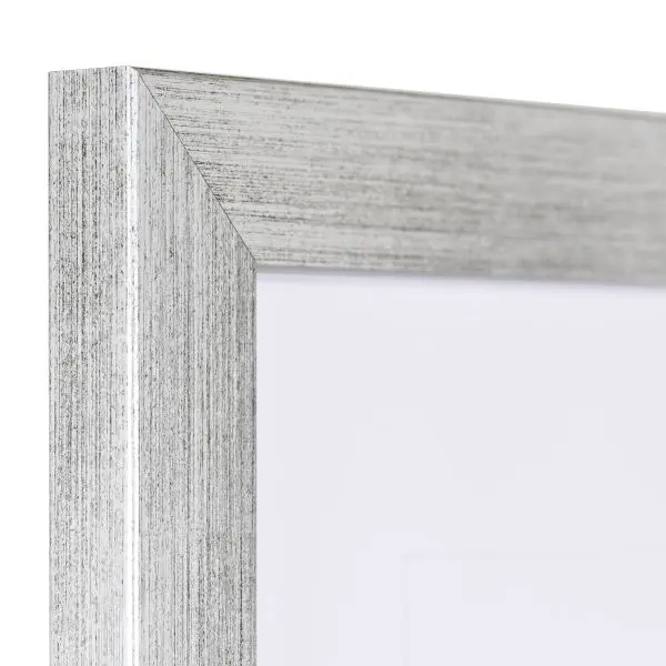 Ansicht der Ecke eines silbernen Bilderrahmens mit sichtbarer Holzstruktur, glatter Oberfläche und kantigem, schlichtem Profil