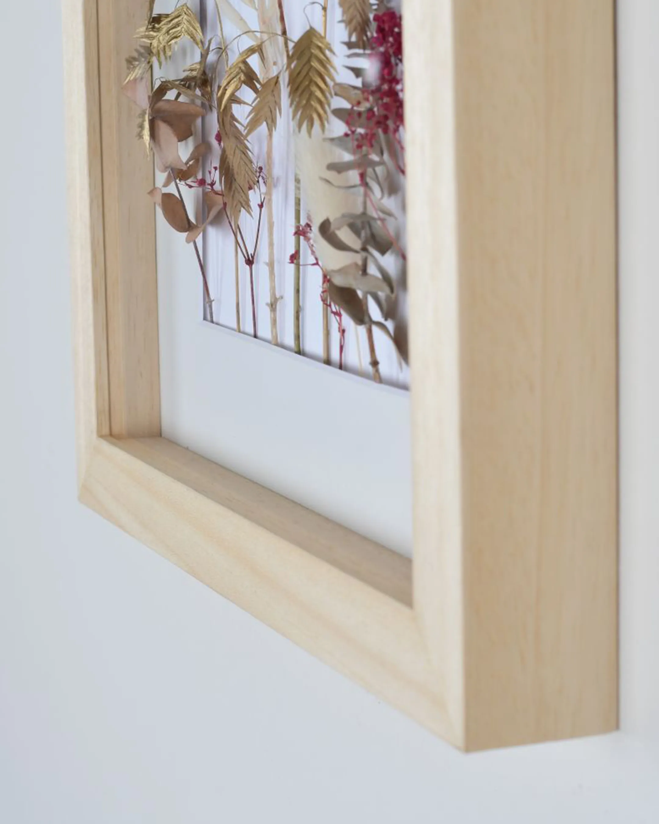 Cadre en bois Linda avec baguette d'espacement nature dans un intérieur