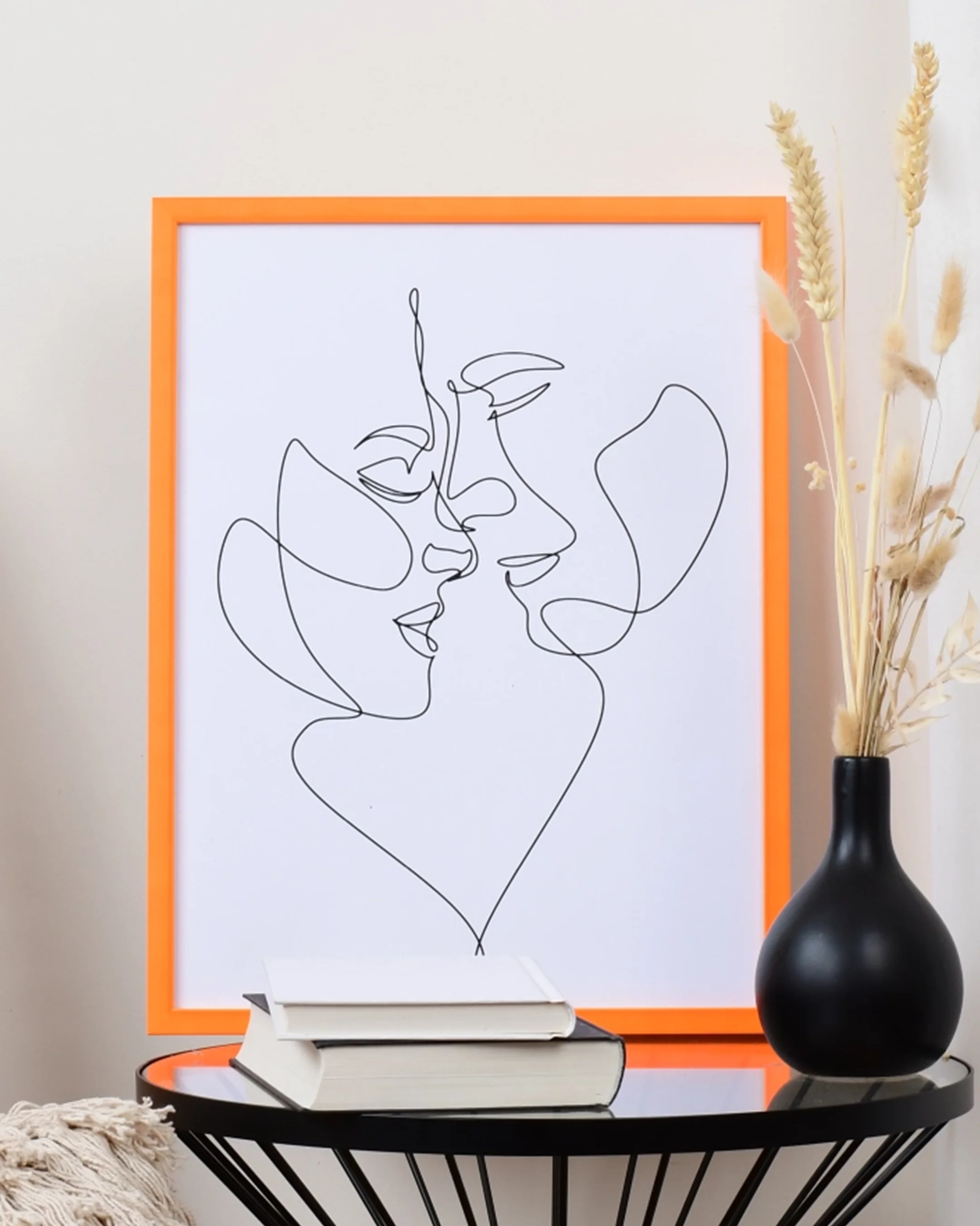 Cadre néon en bois Bonnie orange dans un intérieur