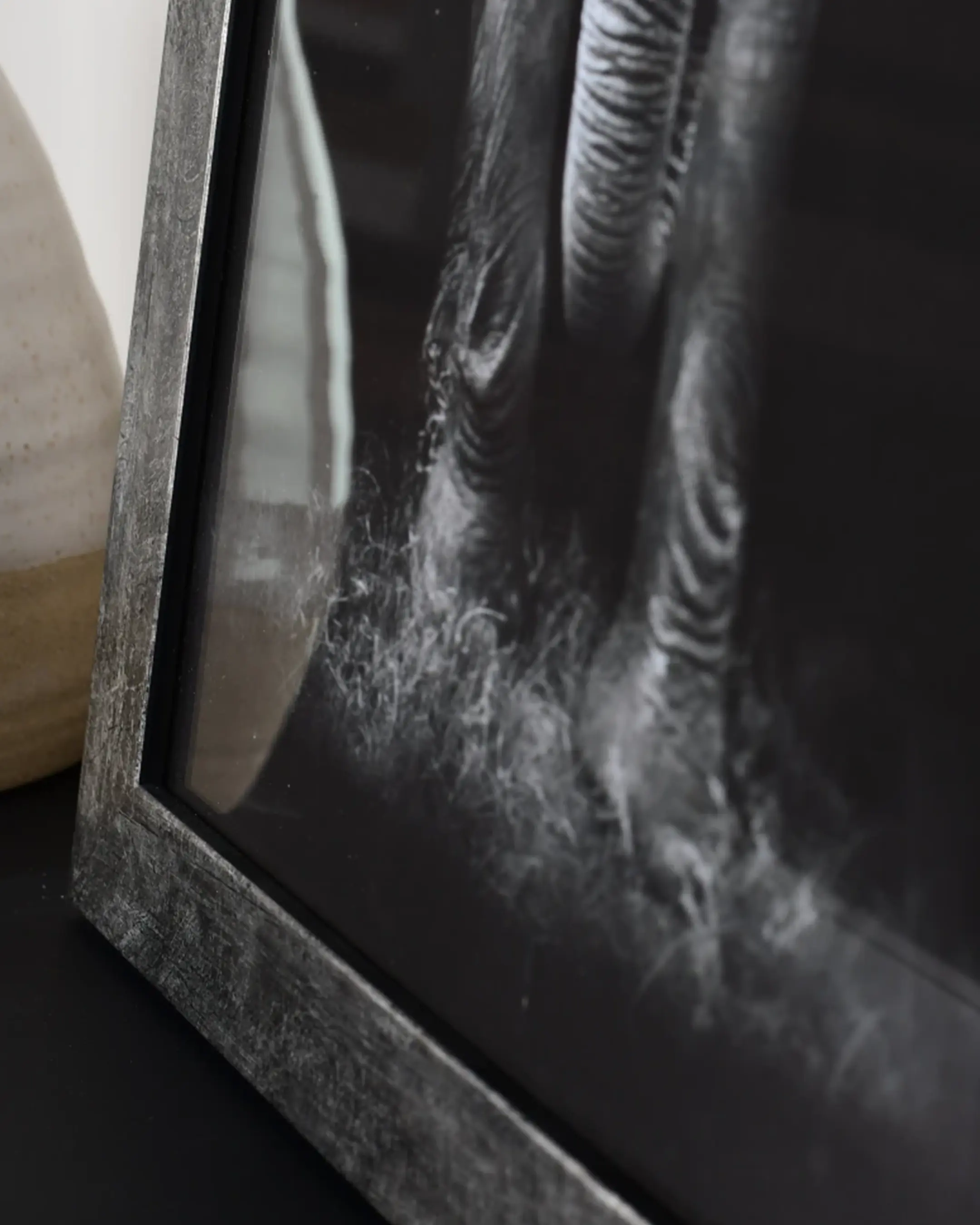 Cadre en bois Alina anthracite dans un intérieur