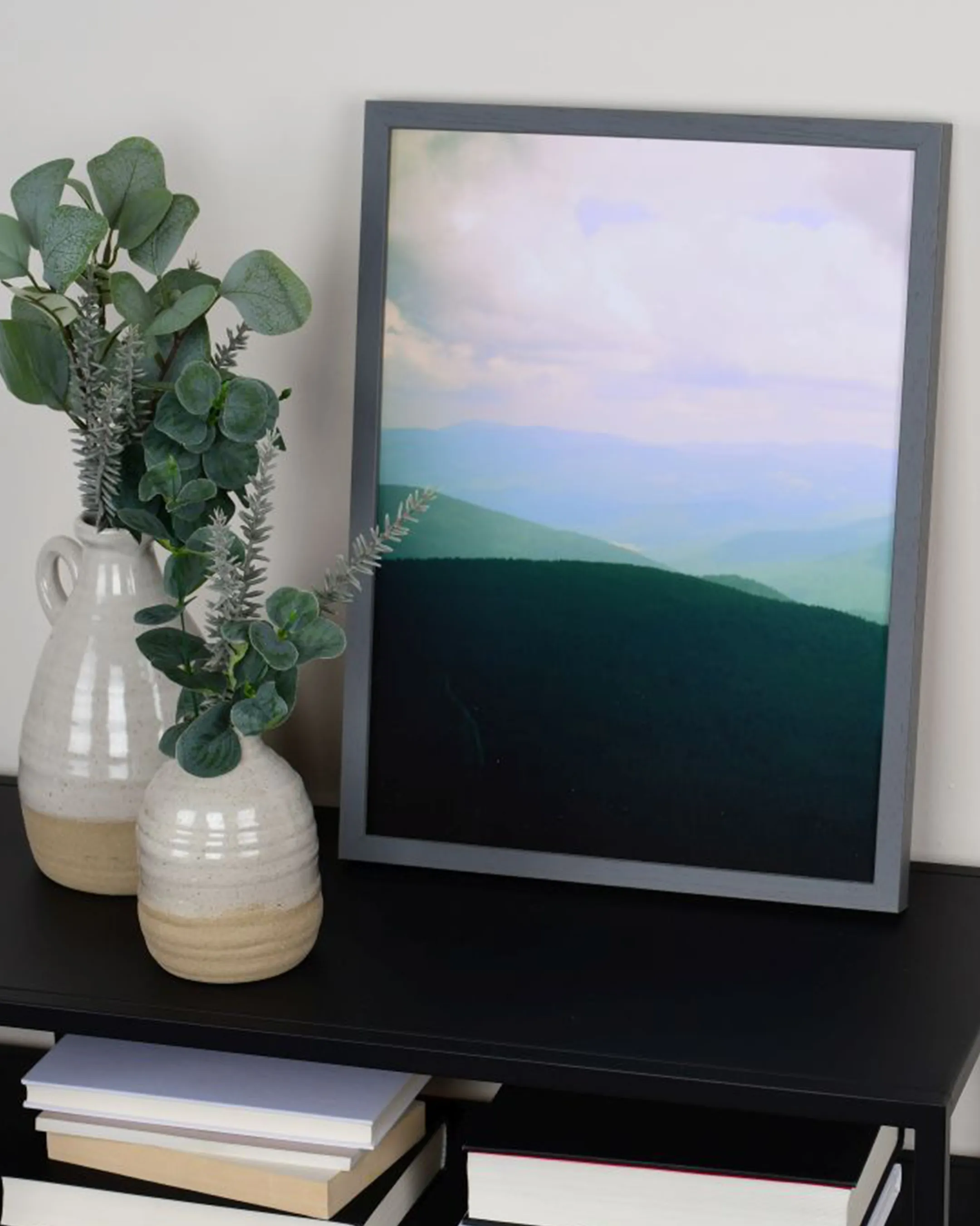 Cadre en bois Nele anthracite dans un intérieur