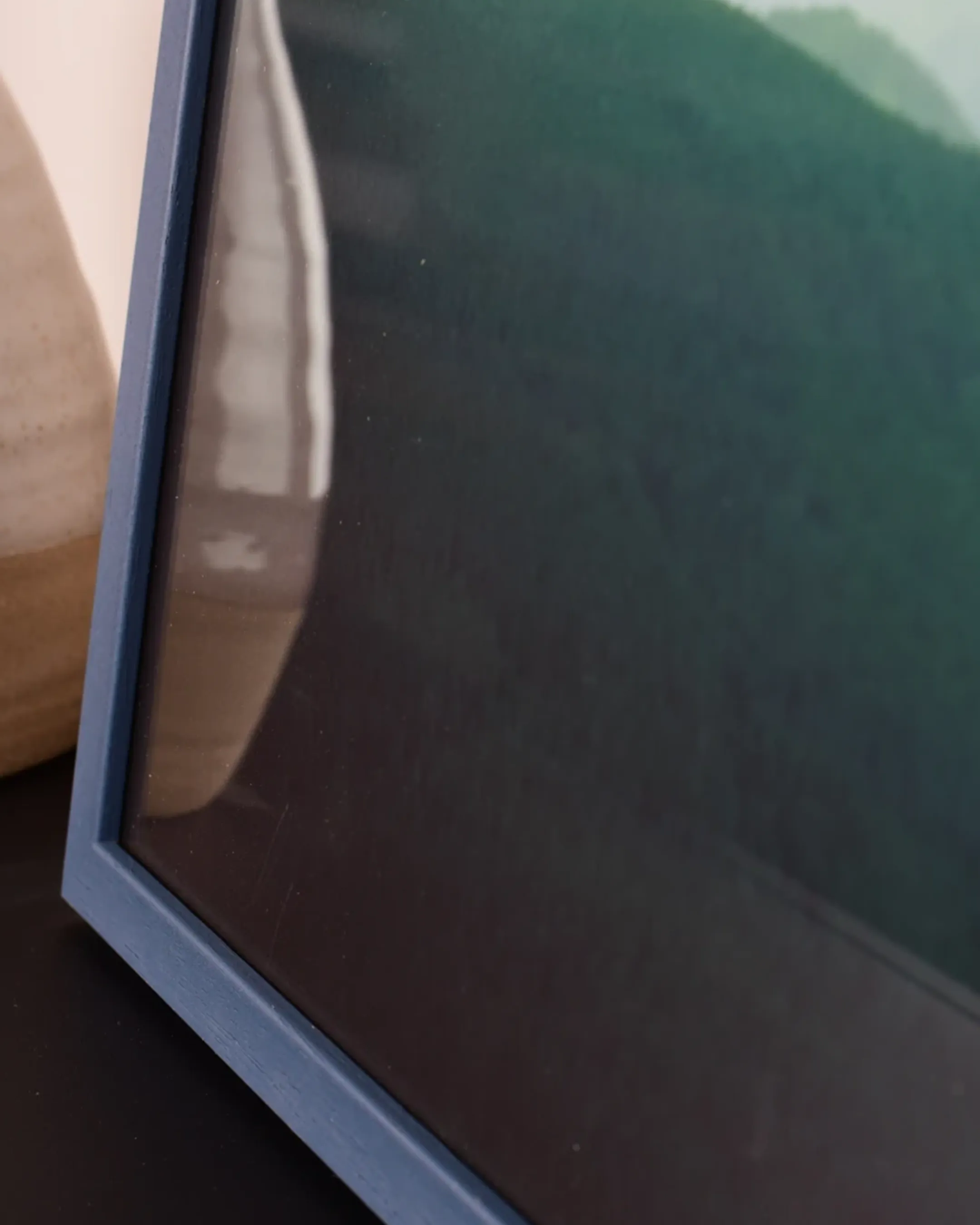 Cadre en bois Nele bleu dans un intérieur