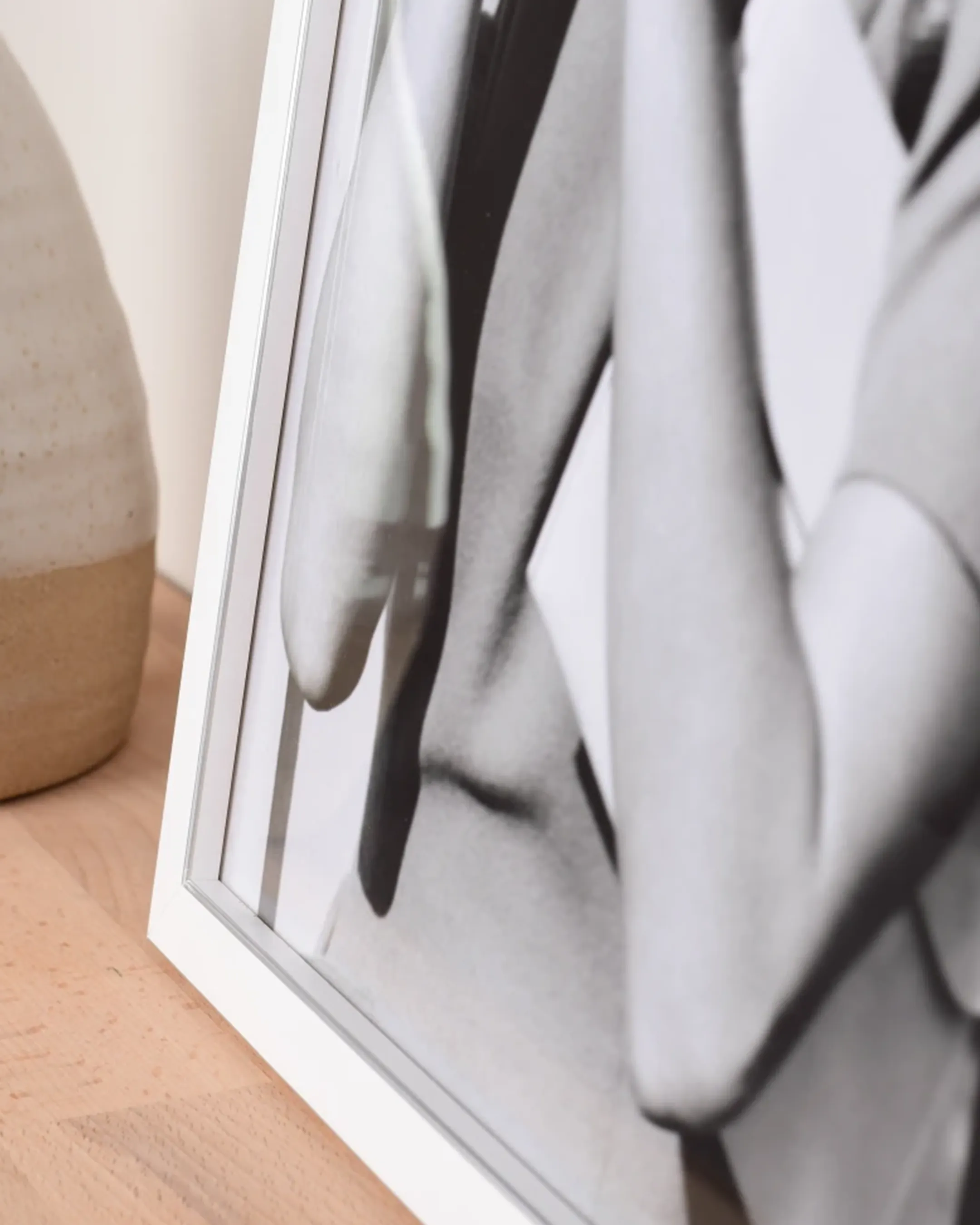 Cadre en bois Mara blanc dans un intérieur