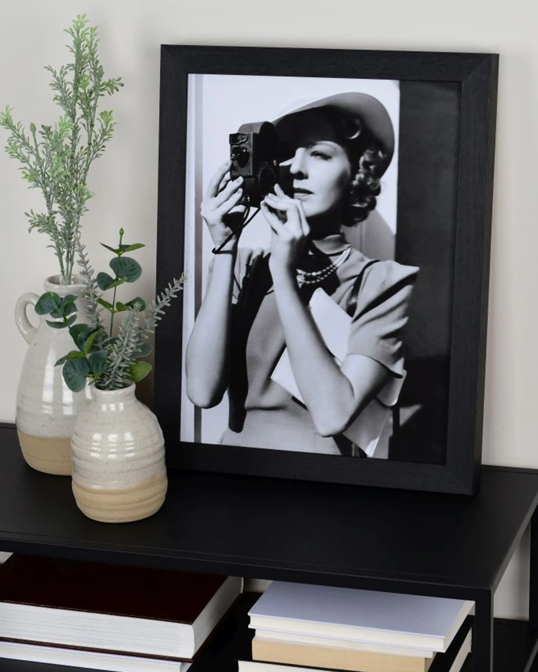 Cadre en bois Linda noir dans un intérieur