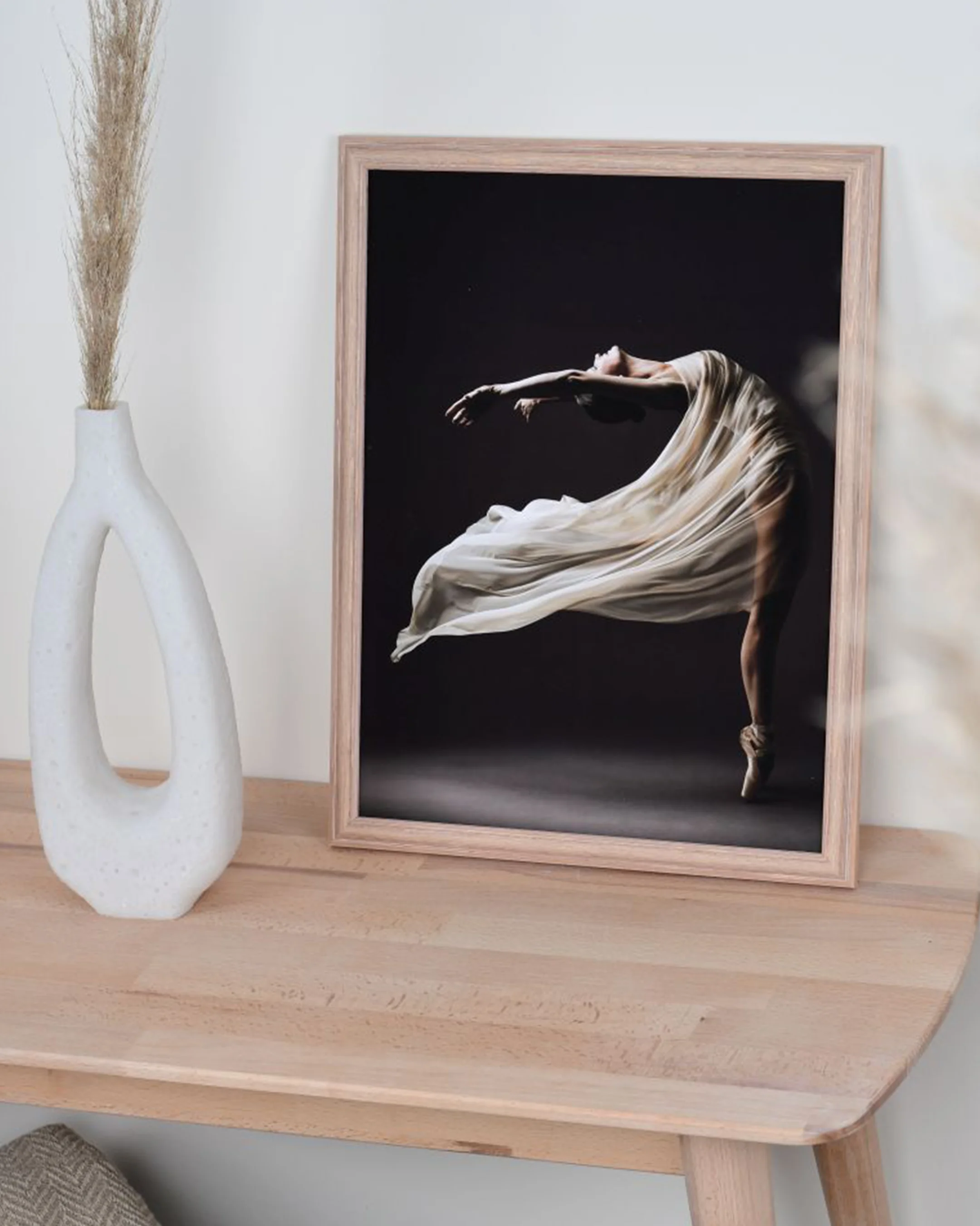 Cadre en bois Finja miel dans un intérieur