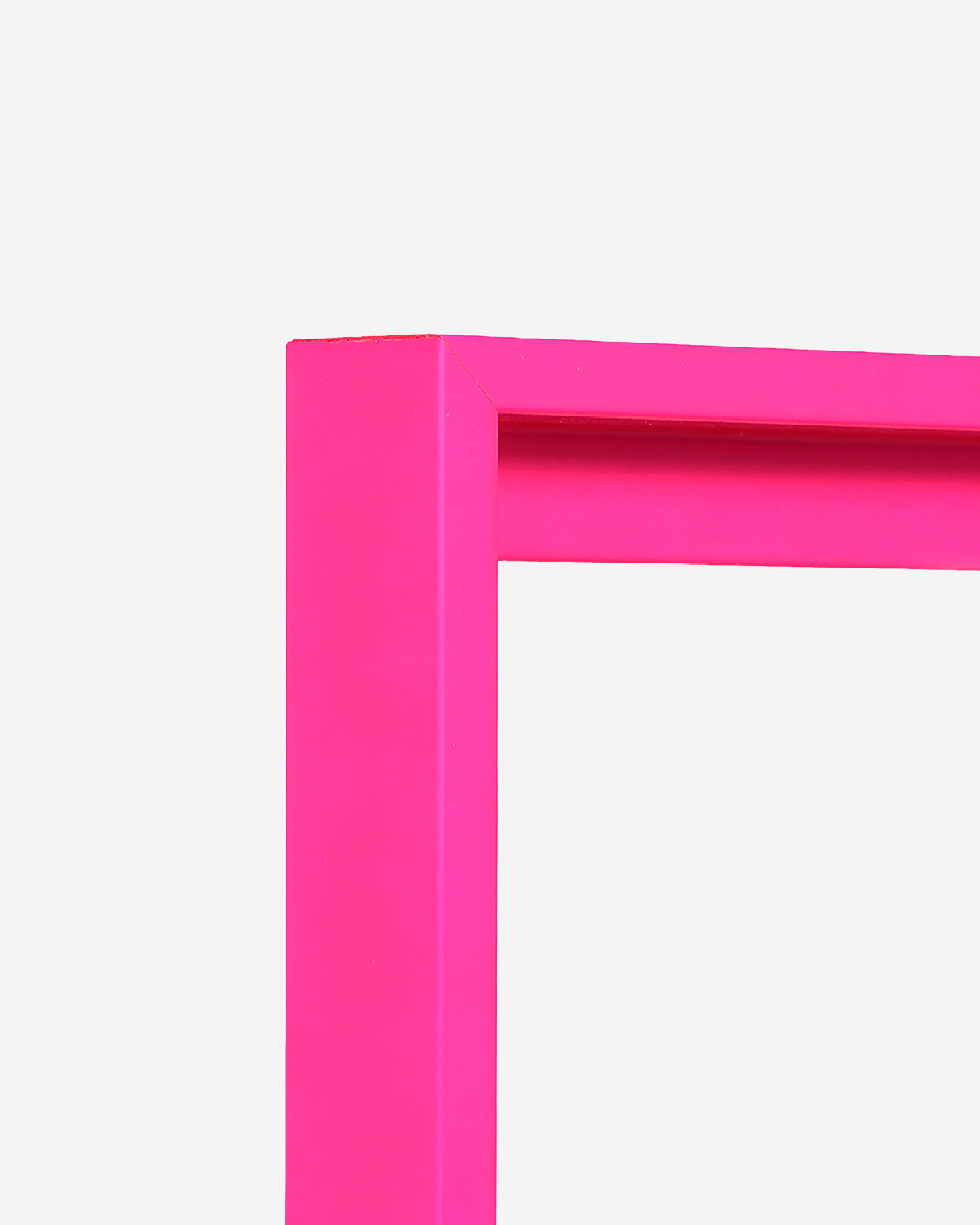 Vue de l’angle d’un cadre de type caisse américaine en rose néon pour toiles