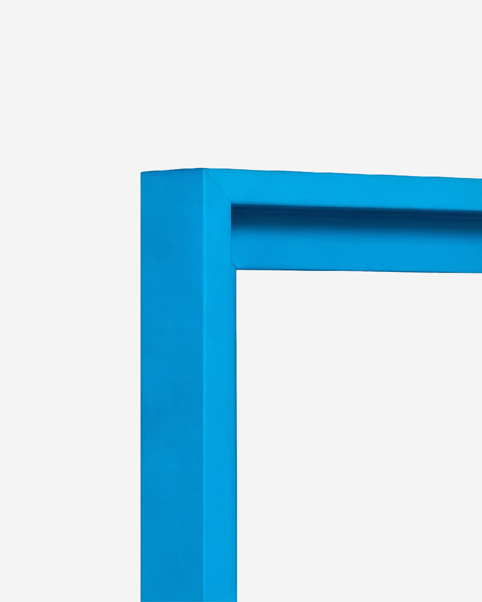 Vue de l’angle d’un cadre de type caisse américaine en bleu néon pour toiles.