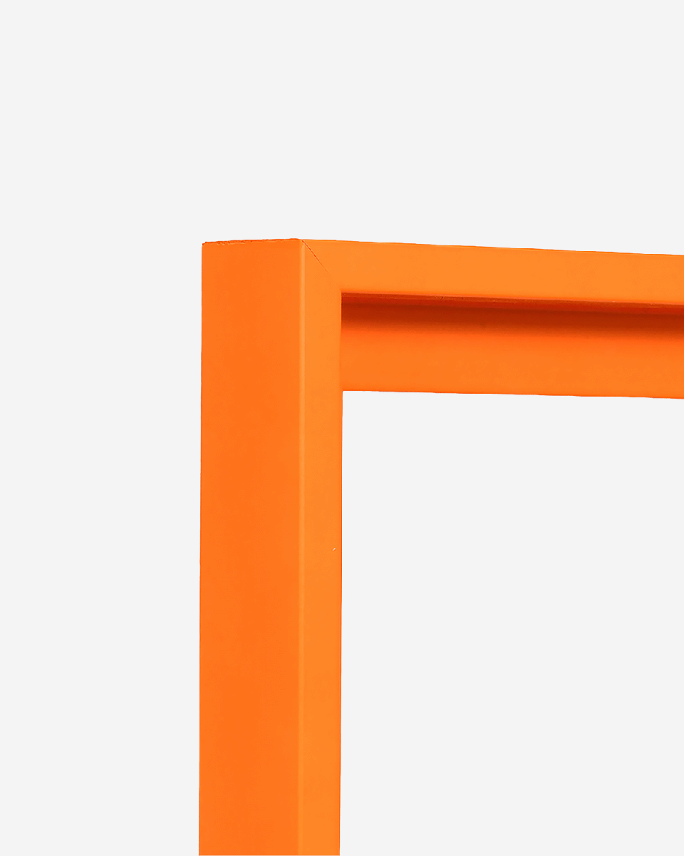 Vue de l’angle d’un cadre de type caisse américaine en orange néon pour toiles.