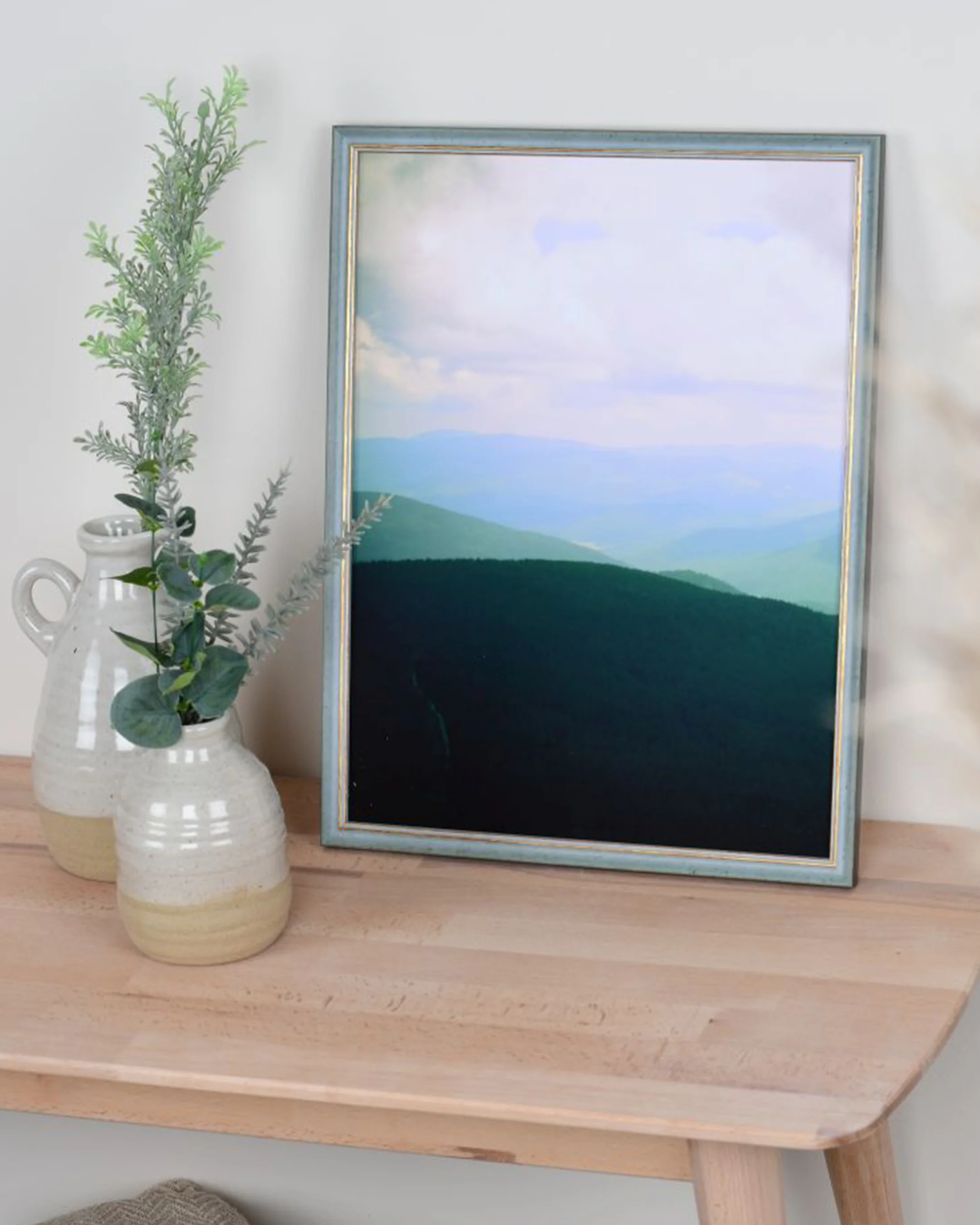 Cadre en bois Alma bleu dans un intérieur