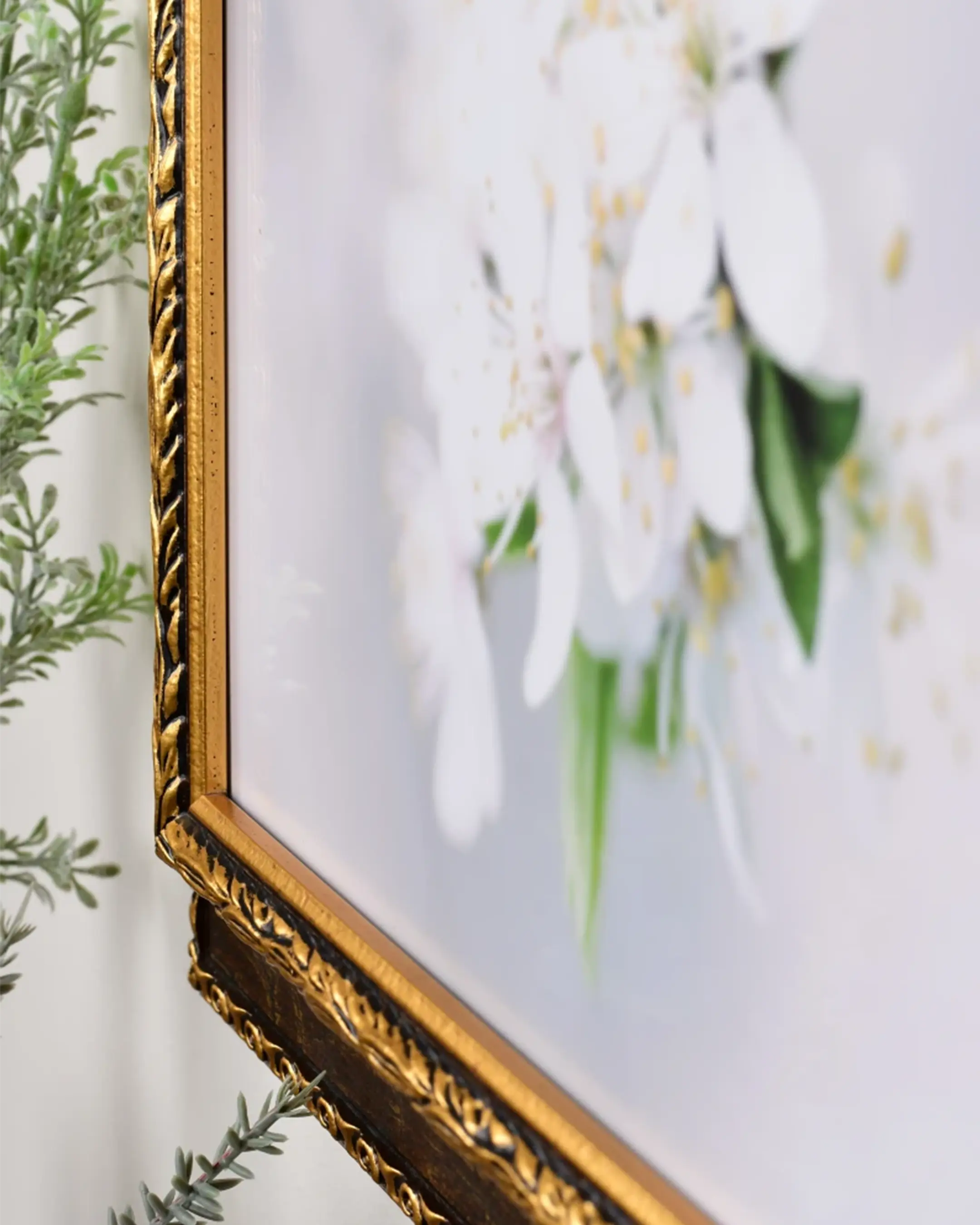 Cadre en bois Olivia marron dans un intérieur
