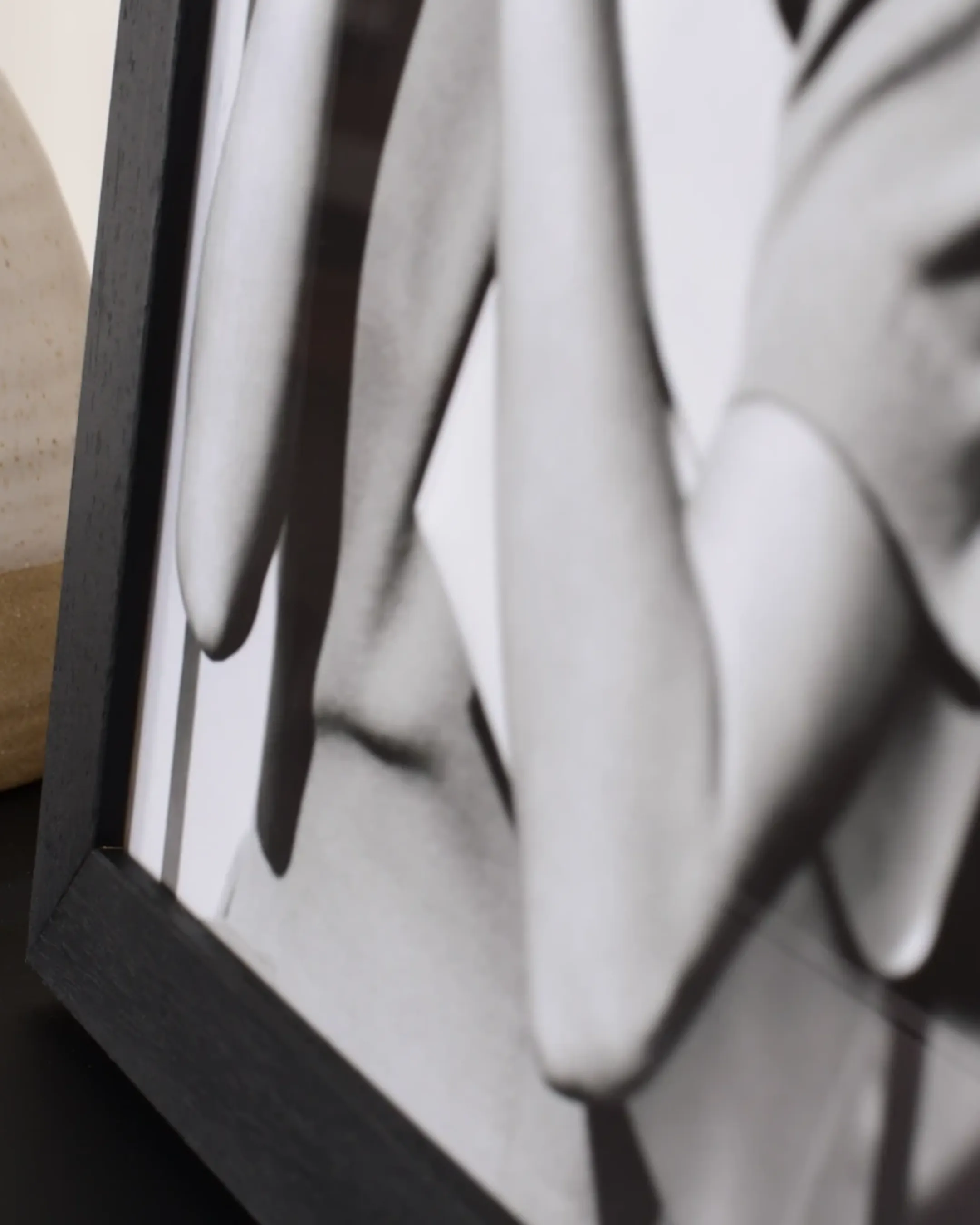 Cadre en bois Linda noir dans un intérieur