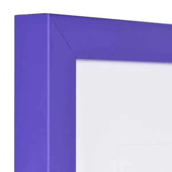 Holz-Profil Top Cube, lila - Ecke Ansicht der Ecke eines lila Bilderrahmens mit geschlossener, glatter Oberfläche und würfelförmigem Profil