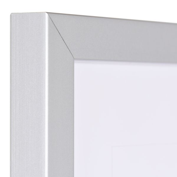 Holz-Profil Top Cube, silber - Ecke Ansicht der Ecke eines silbernen Bilderrahmens mit geschlossener, glatter Oberfläche und würfelförmigem Profil