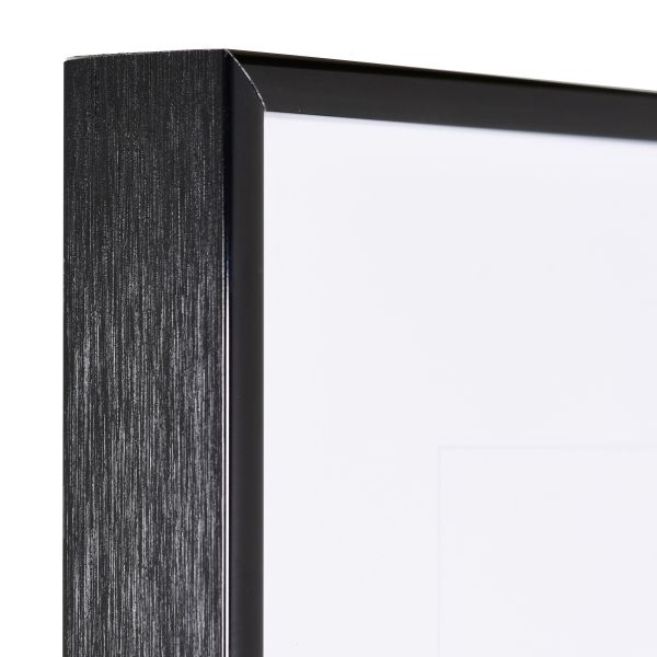 Regarde l'angle de ton cadre photo aluminium noir. Très stable grâce au système de connexion breveté. La qualité MonCadrePréféré t'attend.