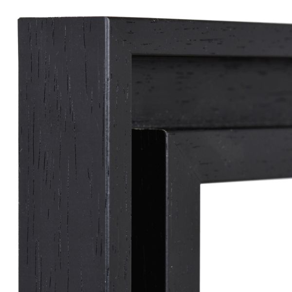 Ansicht der Ecke eines schlichten Holzrahmens in der Farbe Schwarz