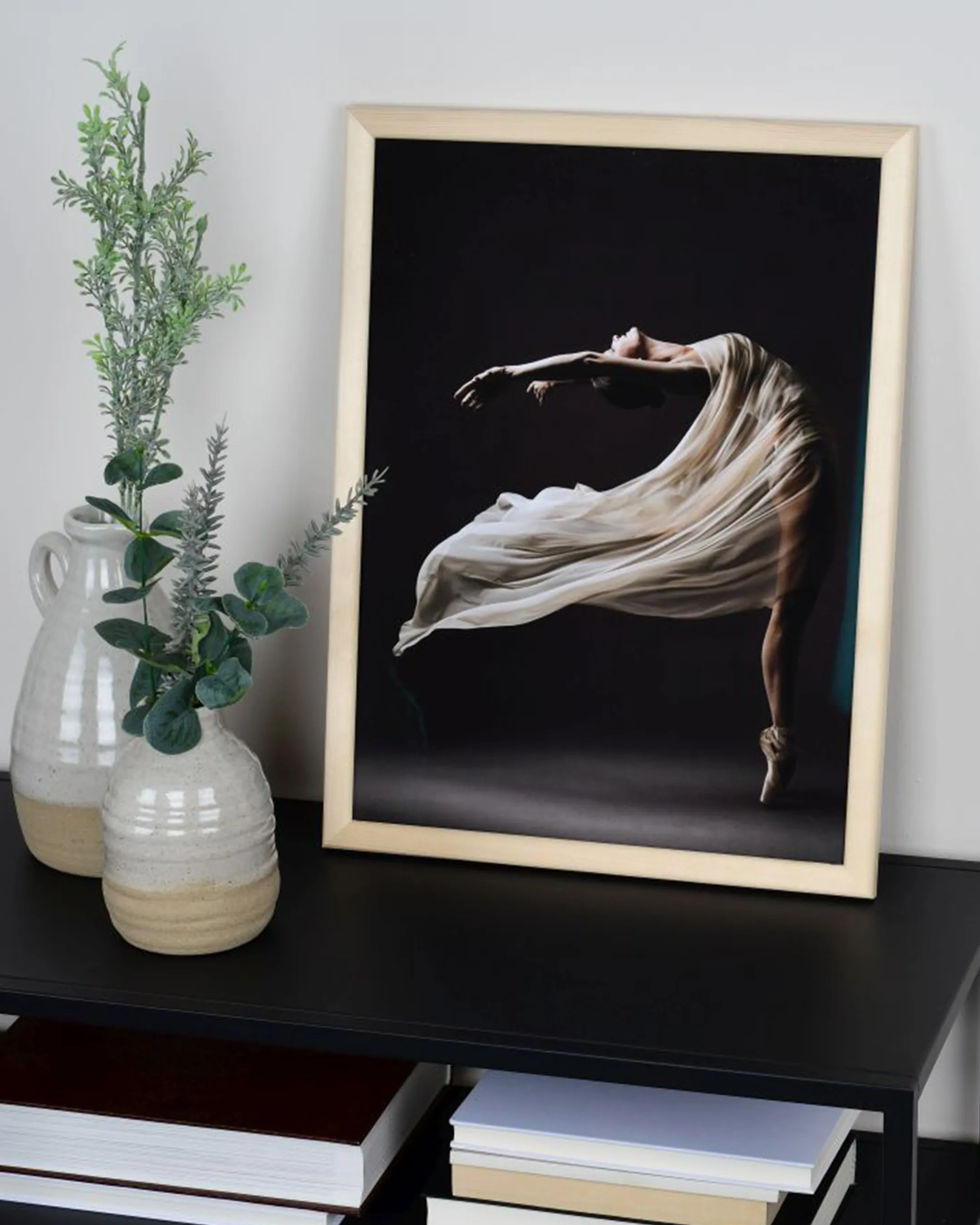 Cadre en bois Frieda nature dans un intérieur