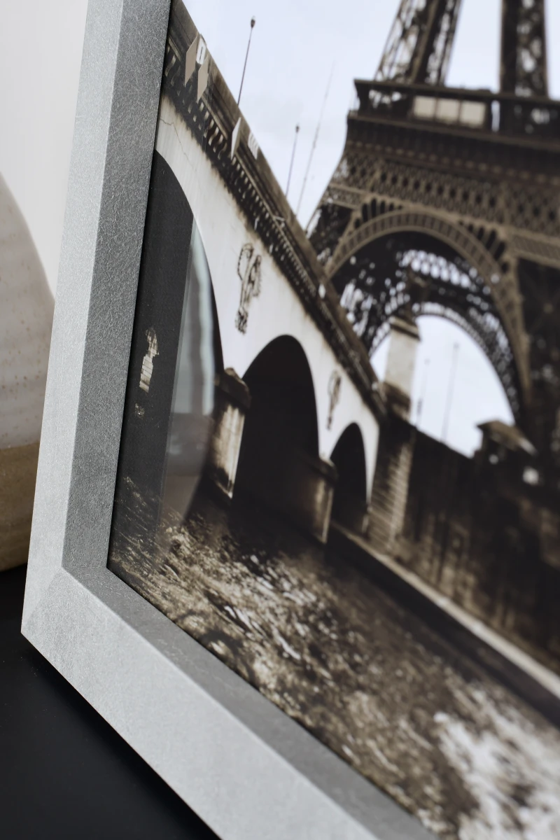 Découvre ton cadre photo en bois Dana effet béton, un gros plan parfait pour sublimer ton intérieur MonCadrePréféré.