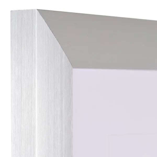 Ansicht der Ecke eines Aluminiumrahmens in der Farbe Silber