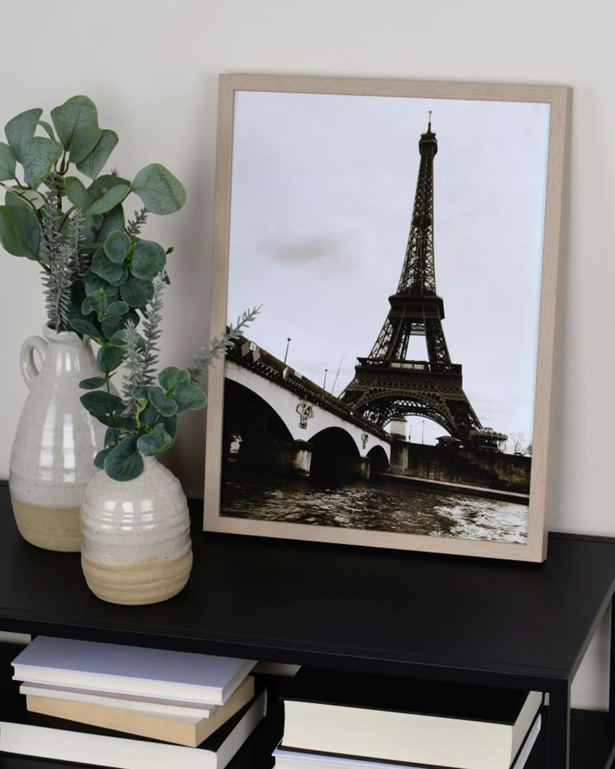 Cadre en bois Nele miel dans un intérieur