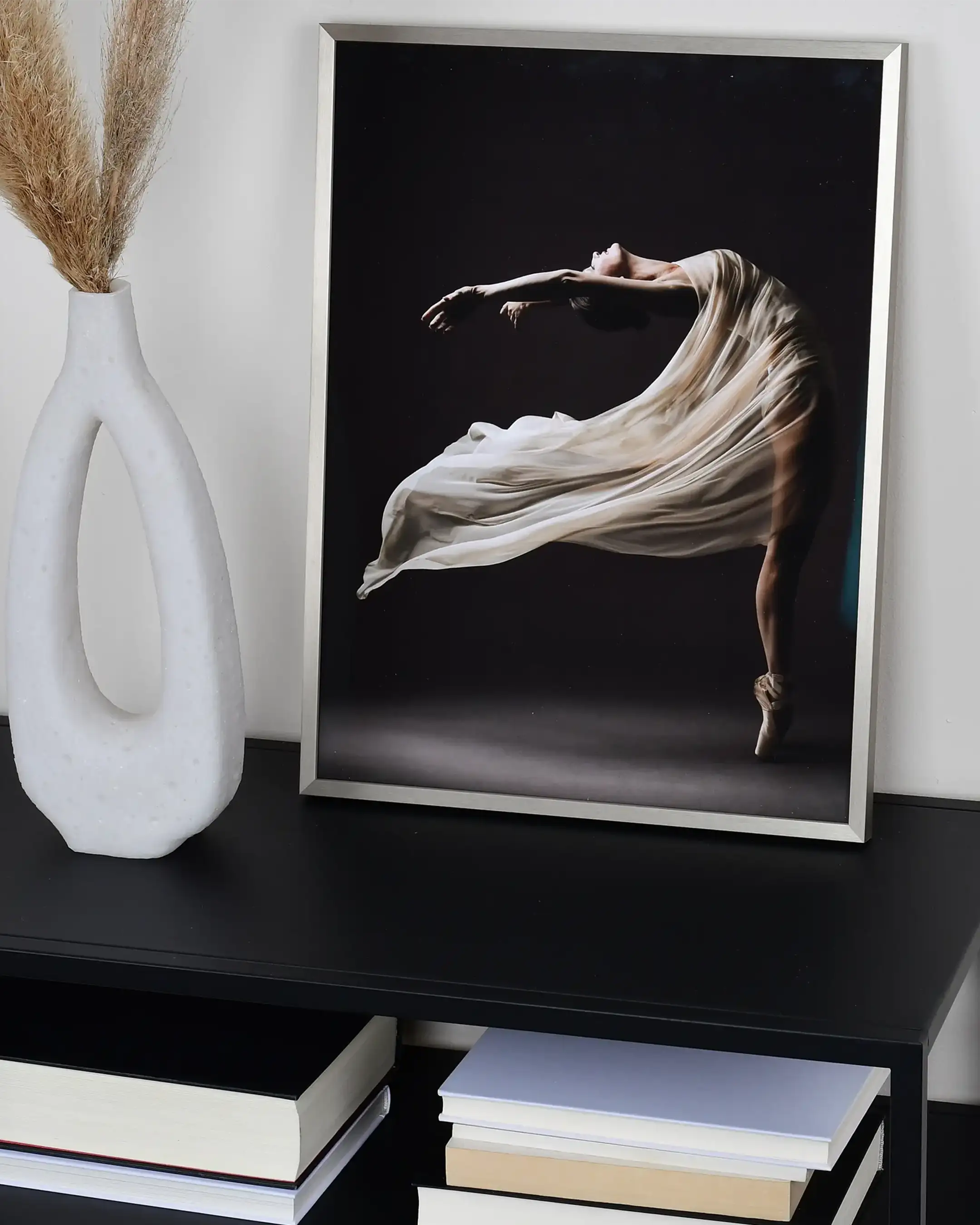 Cadre en aluminium Mika anthracite dans un intérieur