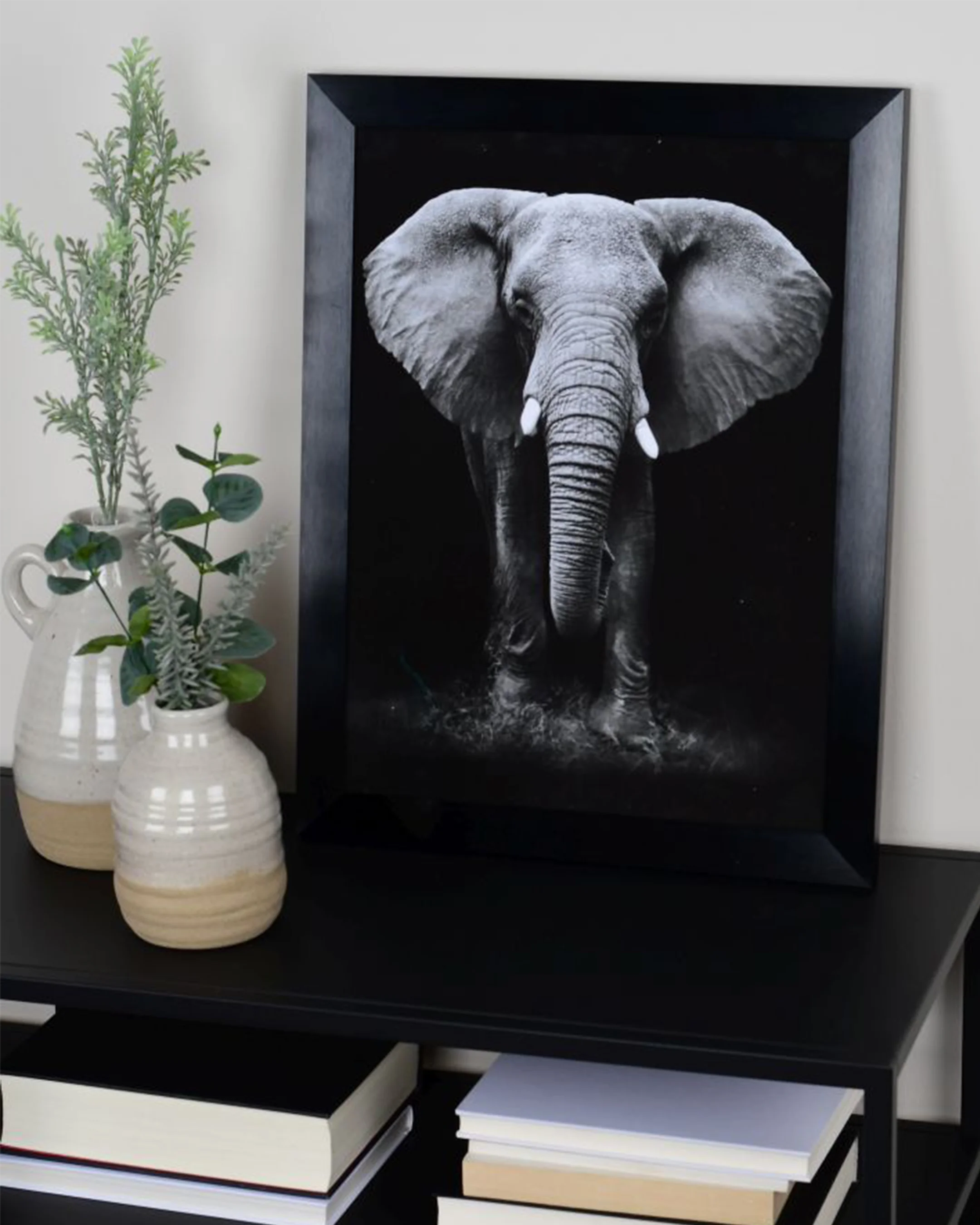Cadre en aluminium Costa noir dans un intérieur
