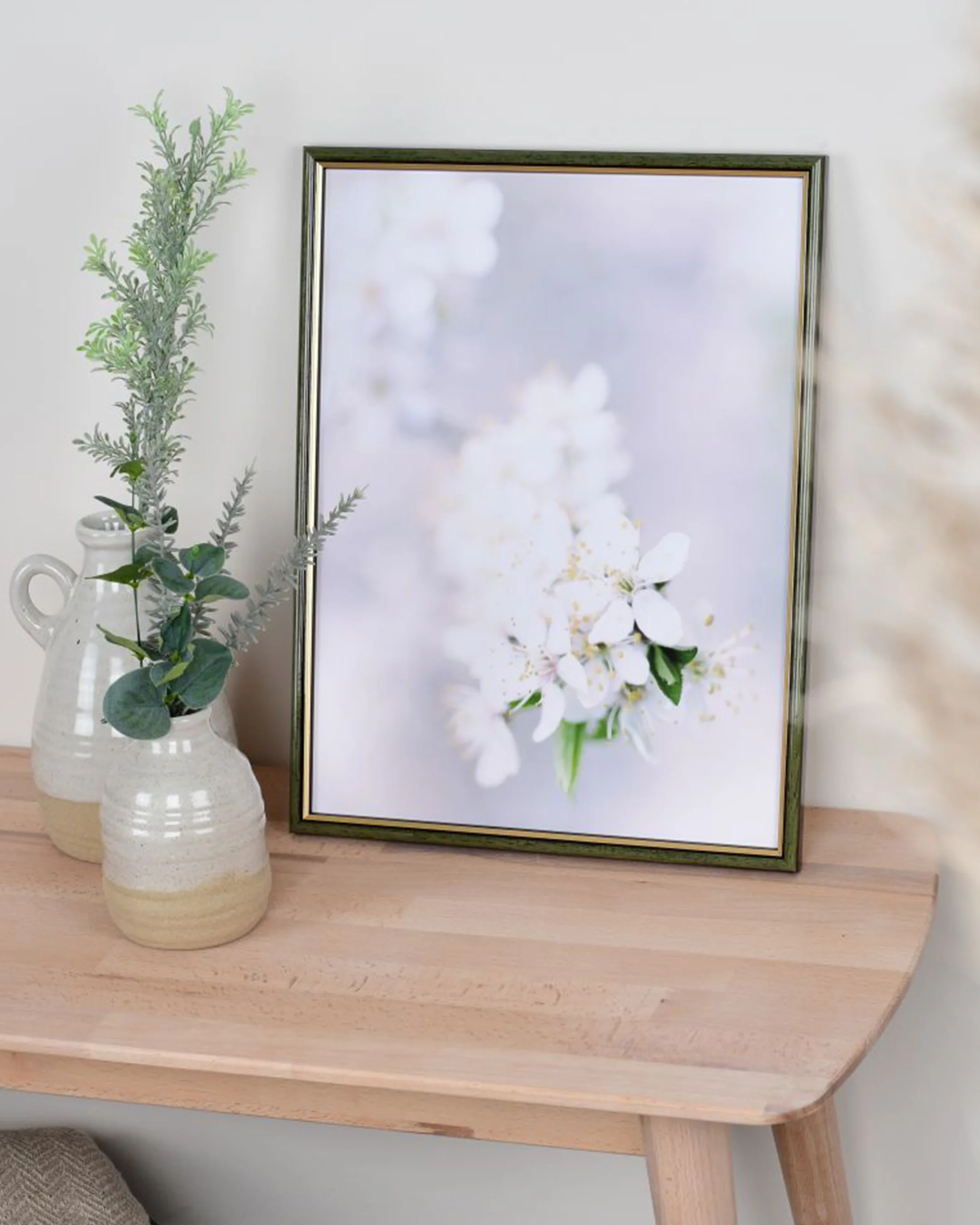 Cadre en bois Carina vert dans un intérieur
