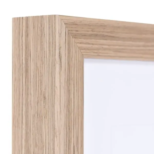 Holz-Profil 54, Nussbaum - Ecke Ansicht der Ecke eines Holzrahmens, 30x40 cm, in der Farbe Nussbaum mit natürlicher Maserung im Landhausstil