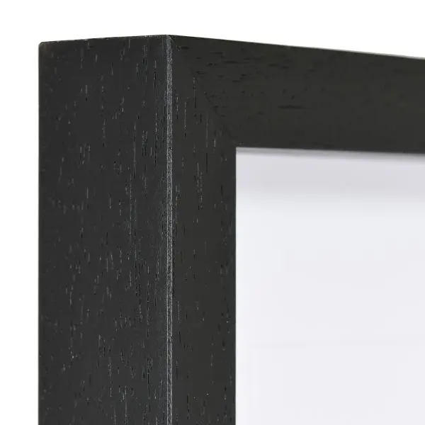 Holz-Profil 74, schwarz - Ecke Ansicht der Ecke eines schwarzen Bilderrahmens mit tiefenversetzten Leisten und offenporiger Lackierung