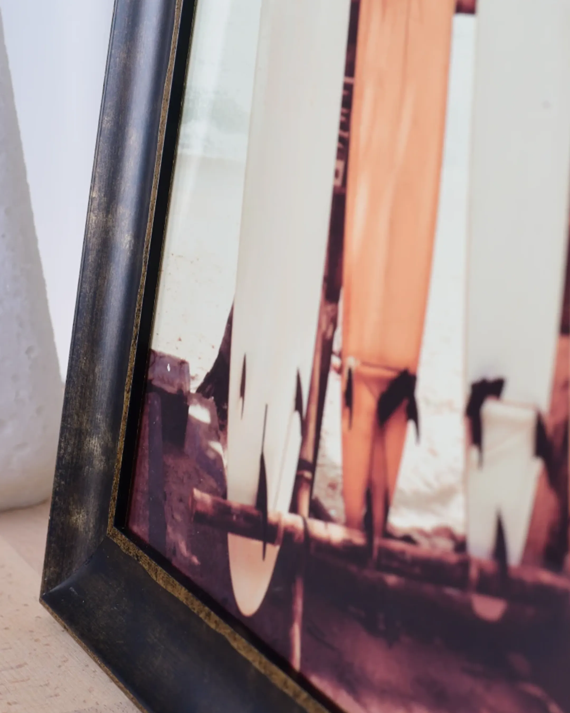 Cadre en bois Aurelia noir dans un intérieur