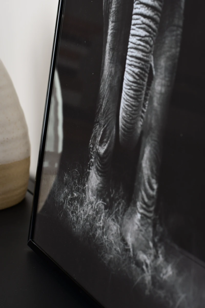 Gros plan du cadre photo aluminium Luca noir laqué. Admire son élégance dans ton intérieur avec MonCadrePréféré, une touche moderne.