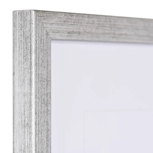 Holz-Profil Top S, silber - Ecke Ansicht der Ecke eines schmalen, silberen Bilderrahmens mit sichtbarer Holzstruktur und glatter Oberfläche
