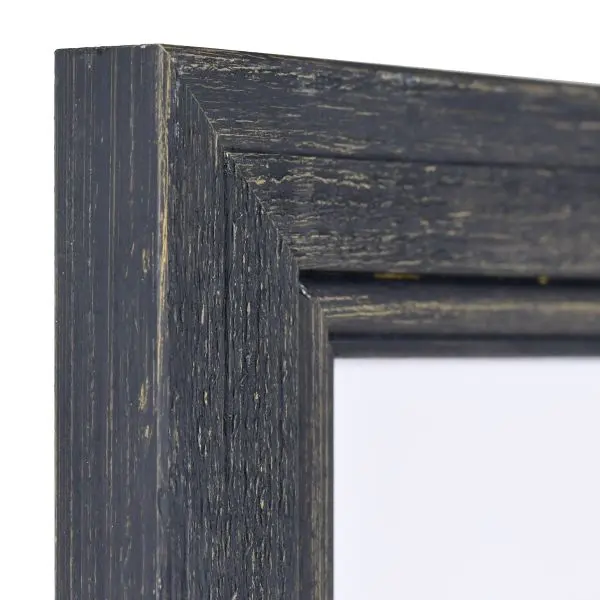 Ansicht der Ecke eines schwarzen, offenporig lackierten Holzrahmens mit Flachprofil und Rundstab an der Innenkante