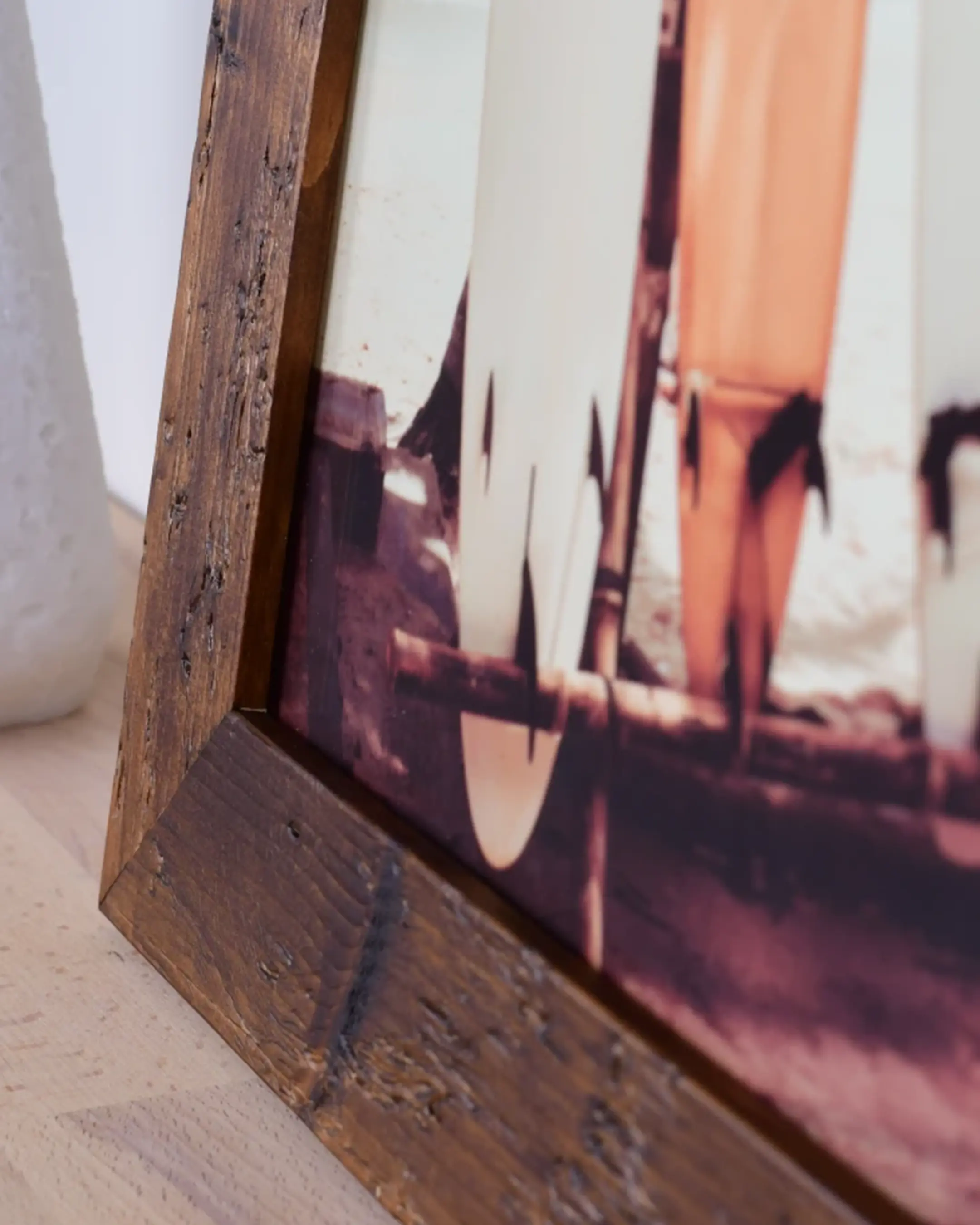Cadre en bois Hannah marron dans un intérieur