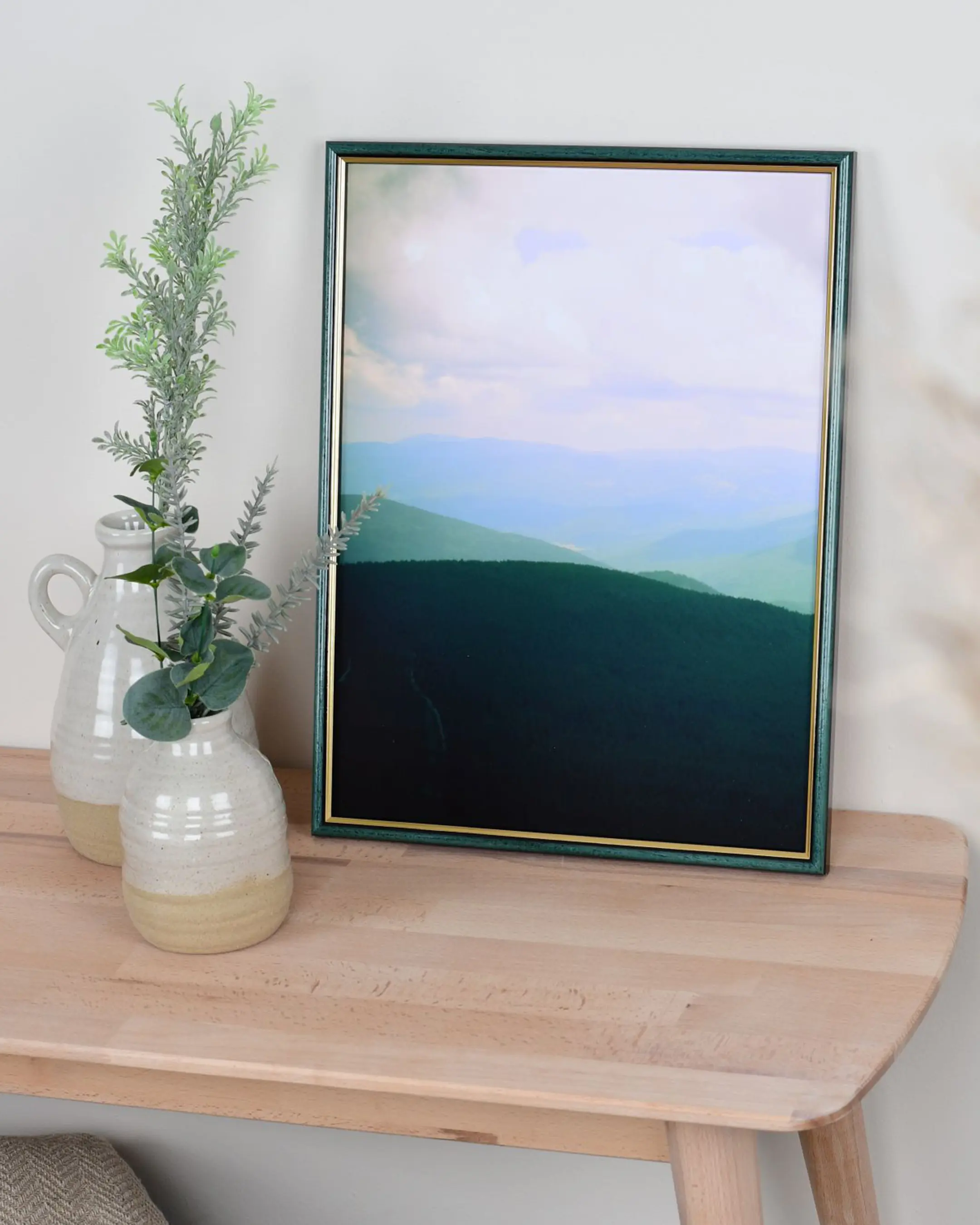 Cadre en bois Carina bleu dans un intérieur