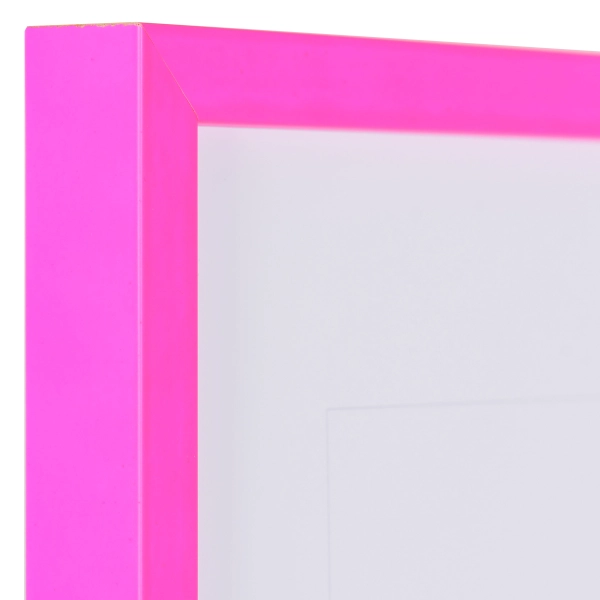 Ansicht der Ecke eines neonpinken Bilderrahmen aus Holz
